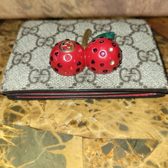 Gucci Supreme with Cherries - Picture 2 of 7